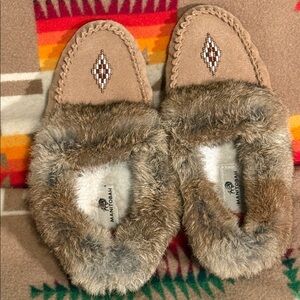 Manitobah tan beaded Street Moc
